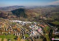 Mężczyzna został przygnieciony do ściany - zdjęcie główne