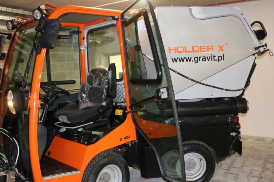 Miasto zaprezentowało maszynę komunalną - czteroletni pojazd za blisko 290 tys. zł - zdjęcie 4