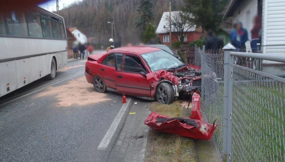 Zderzenie dwóch samochodów i autobusu - zdjęcie 1