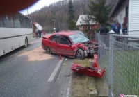 Zderzenie dwóch samochodów i autobusu - zdjęcie główne