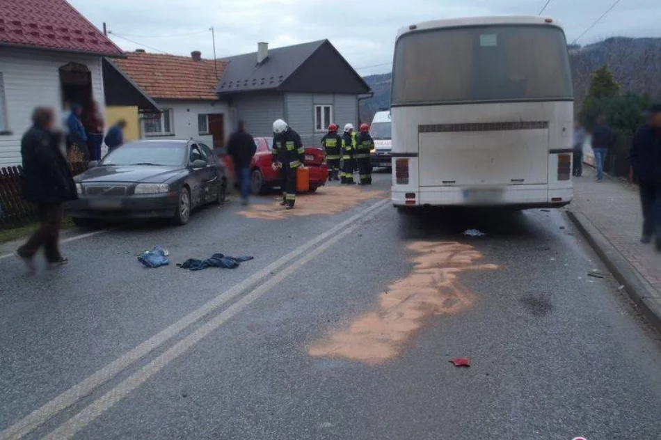 Zderzenie dwóch samochodów i autobusu - zdjęcie 2