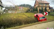 Samochód wypadł z jezdni i uderzył w drzewo - zdjęcie 3
