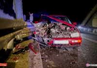 Samochód wbił się w barierę, cudem nie doszło do tragedii - zdjęcie główne