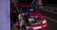 Samochód wbił się w barierę, cudem nie doszło do tragedii - zdjęcie 3
