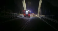 Samochód wbił się w barierę, cudem nie doszło do tragedii - zdjęcie 4
