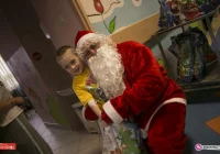 Święty Mikołaj odwiedził dzieci przebywające w szpitalu - zdjęcie główne