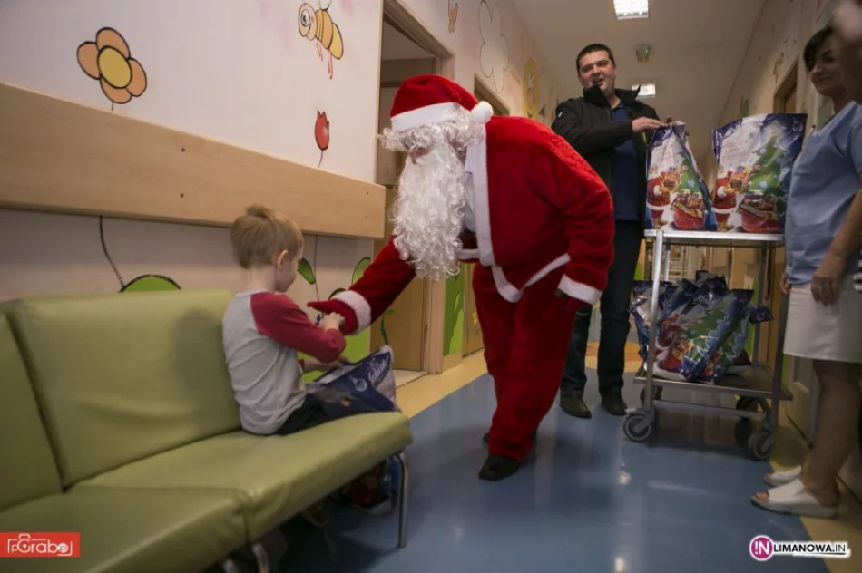 Święty Mikołaj odwiedził dzieci przebywające w szpitalu - zdjęcie 2