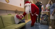Święty Mikołaj odwiedził dzieci przebywające w szpitalu - zdjęcie 2