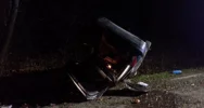 Samochód uderzył w drzewo i dachował - zdjęcie 2