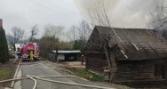 Pożar zabudowań gospodarczych gasiło 9 zastępów straży pożarnej - zdjęcie 2
