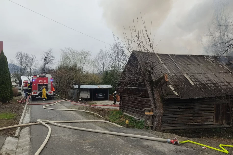 Pożar zabudowań gospodarczych gasiło 9 zastępów straży pożarnej - zdjęcie 2