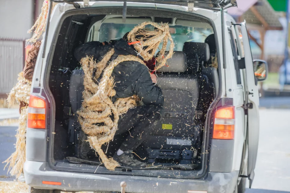 Konkursu nie było, ale tradycję podtrzymali - Śmiguśnioki opanowały Dobrą  - zdjęcie 2