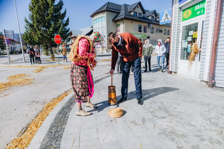 Konkursu nie było, ale tradycję podtrzymali - Śmiguśnioki opanowały Dobrą  - zdjęcie 3