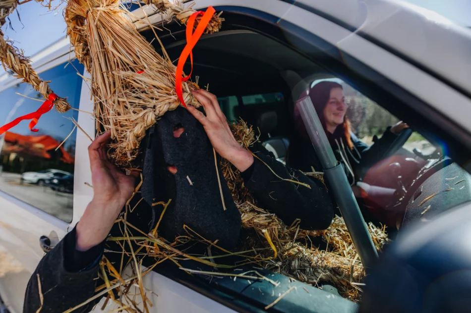 Konkursu nie było, ale tradycję podtrzymali - Śmiguśnioki opanowały Dobrą  - zdjęcie 4