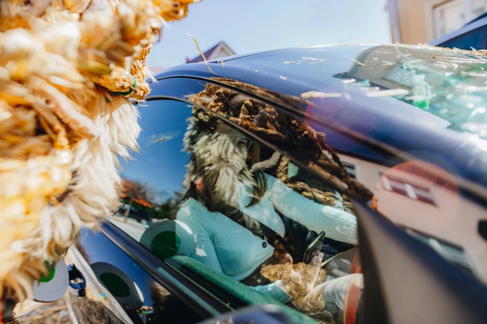 Konkursu nie było, ale tradycję podtrzymali - Śmiguśnioki opanowały Dobrą  - zdjęcie 5