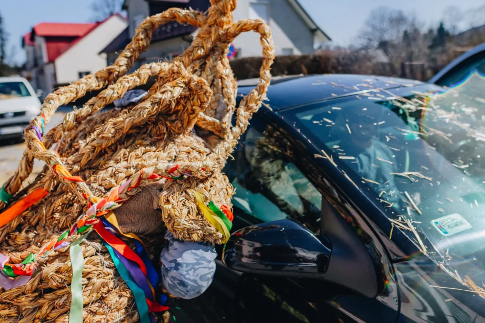 Konkursu nie było, ale tradycję podtrzymali - Śmiguśnioki opanowały Dobrą  - zdjęcie 6