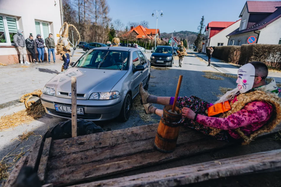 Konkursu nie było, ale tradycję podtrzymali - Śmiguśnioki opanowały Dobrą  - zdjęcie 7