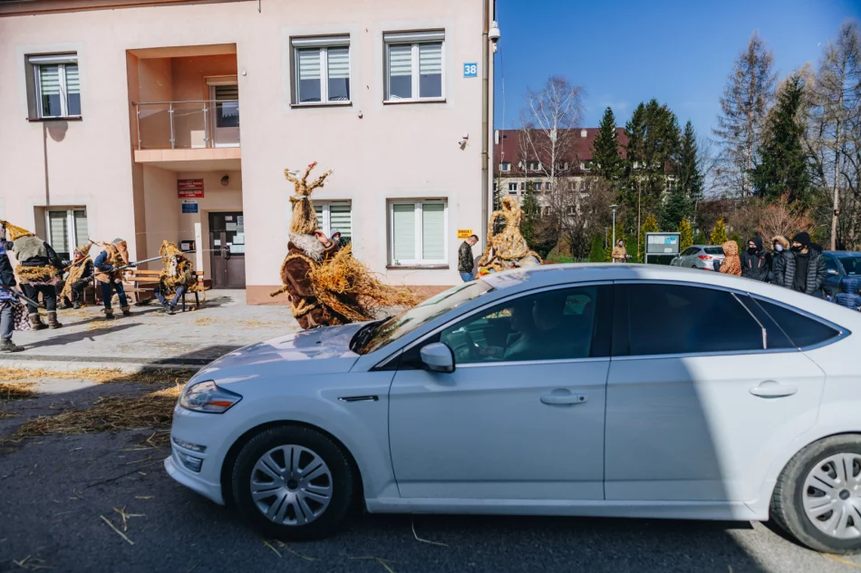 Konkursu nie było, ale tradycję podtrzymali - Śmiguśnioki opanowały Dobrą  - zdjęcie 8