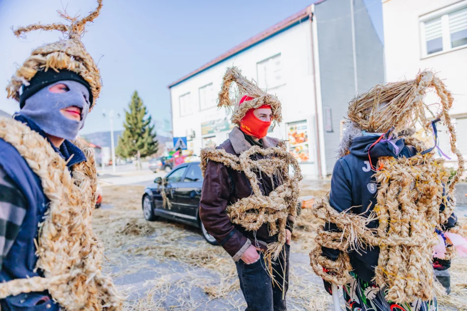 Konkursu nie było, ale tradycję podtrzymali - Śmiguśnioki opanowały Dobrą  - zdjęcie 9