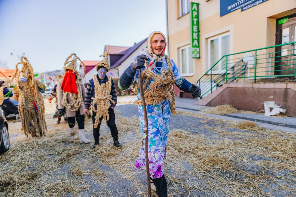 Konkursu nie było, ale tradycję podtrzymali - Śmiguśnioki opanowały Dobrą  - zdjęcie 10