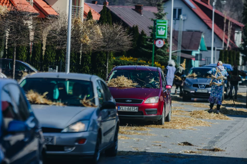 Konkursu nie było, ale tradycję podtrzymali - Śmiguśnioki opanowały Dobrą  - zdjęcie 11