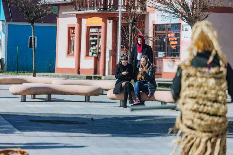 Konkursu nie było, ale tradycję podtrzymali - Śmiguśnioki opanowały Dobrą  - zdjęcie 12