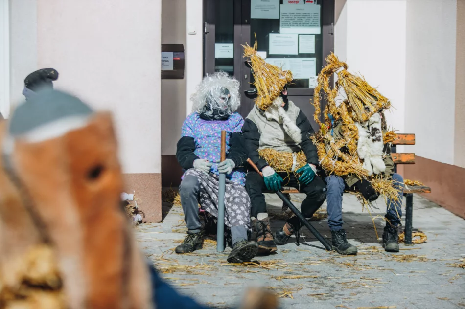 Konkursu nie było, ale tradycję podtrzymali - Śmiguśnioki opanowały Dobrą  - zdjęcie 13