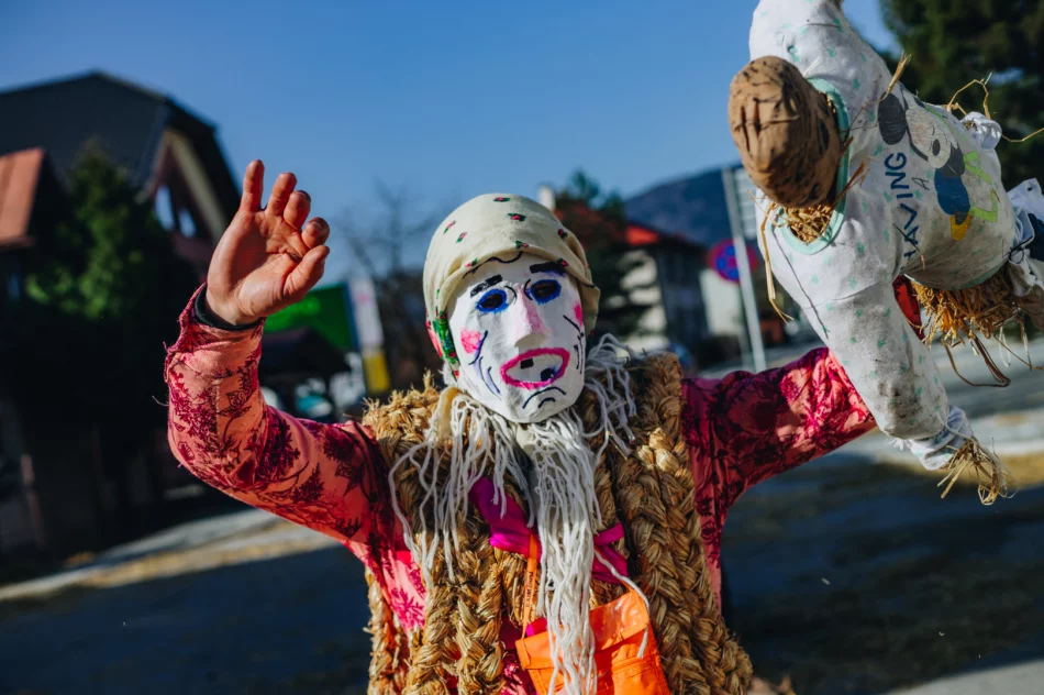 Konkursu nie było, ale tradycję podtrzymali - Śmiguśnioki opanowały Dobrą  - zdjęcie 14