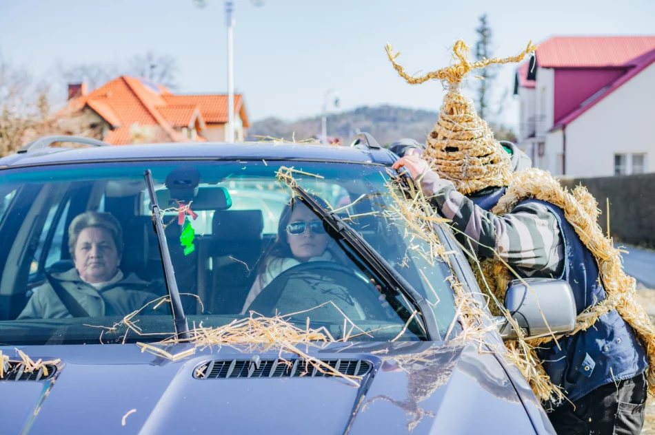 Konkursu nie było, ale tradycję podtrzymali - Śmiguśnioki opanowały Dobrą  - zdjęcie 15