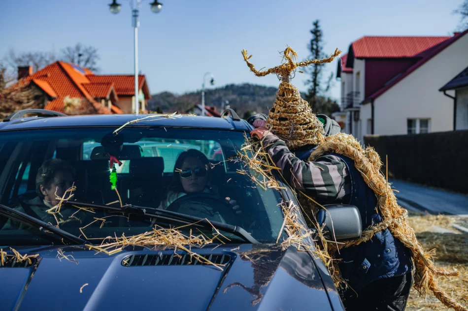 Konkursu nie było, ale tradycję podtrzymali - Śmiguśnioki opanowały Dobrą  - zdjęcie 16
