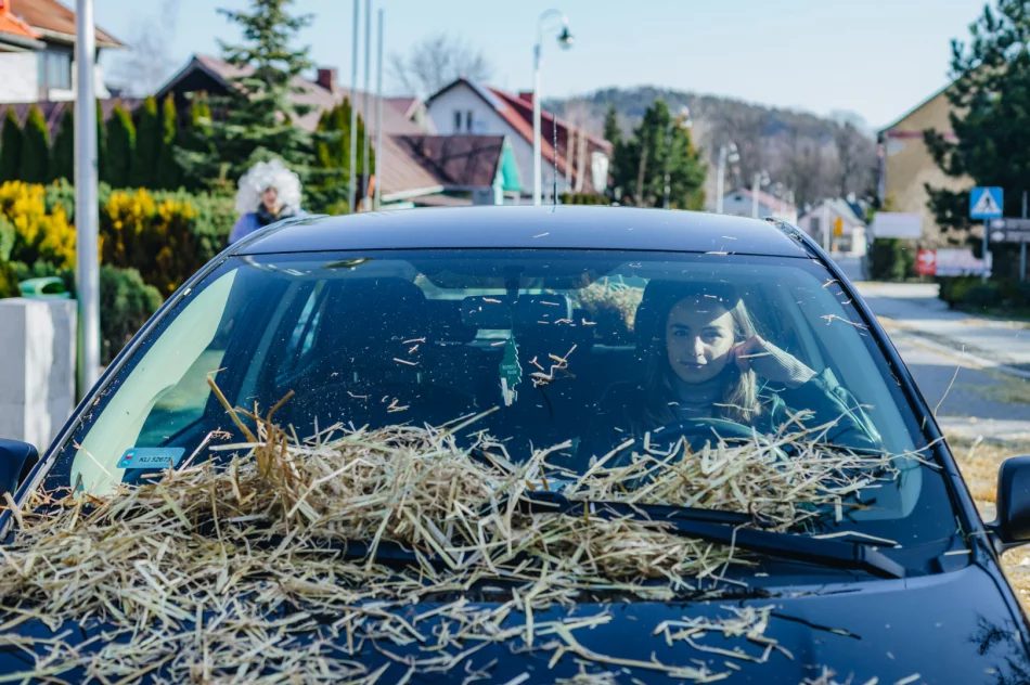 Konkursu nie było, ale tradycję podtrzymali - Śmiguśnioki opanowały Dobrą  - zdjęcie 17