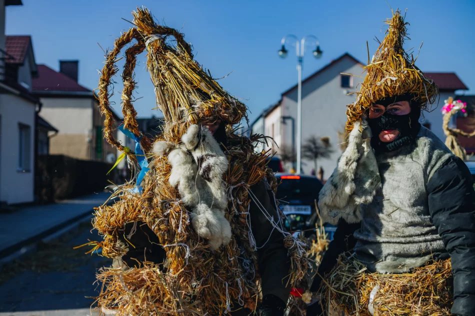Konkursu nie było, ale tradycję podtrzymali - Śmiguśnioki opanowały Dobrą  - zdjęcie 18