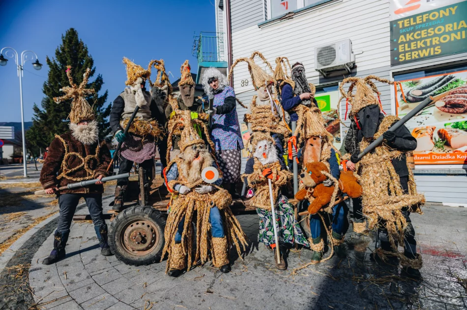 Konkursu nie było, ale tradycję podtrzymali - Śmiguśnioki opanowały Dobrą  - zdjęcie 19