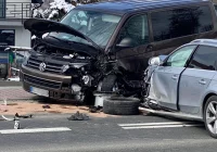 Zderzenie trzech pojazdów na krajówce, poszkodowane dwie osoby - zdjęcie główne