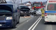 Zderzenie trzech pojazdów na krajówce, poszkodowane dwie osoby - zdjęcie 2