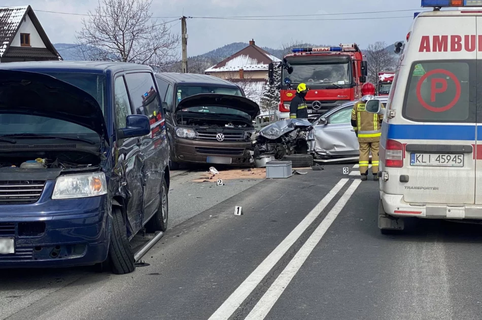 Zderzenie trzech pojazdów na krajówce, poszkodowane dwie osoby - zdjęcie 2