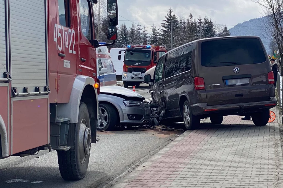 Zderzenie trzech pojazdów na krajówce, poszkodowane dwie osoby - zdjęcie 3
