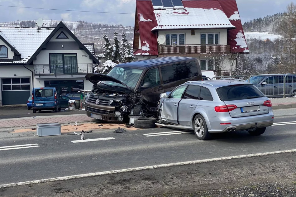 Zderzenie trzech pojazdów na krajówce, poszkodowane dwie osoby - zdjęcie 4
