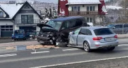 Zderzenie trzech pojazdów na krajówce, poszkodowane dwie osoby - zdjęcie 4