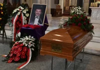 Ponad tysiąc osób na pogrzebie Krzysztofa Krawczyka. Mszy przewodniczył arcybiskup Grzegorz Ryś  - zdjęcie główne