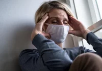 Jedna na dziesięć osób odczuwa skutki COVID-19 jeszcze po 8 miesiącach - zdjęcie główne