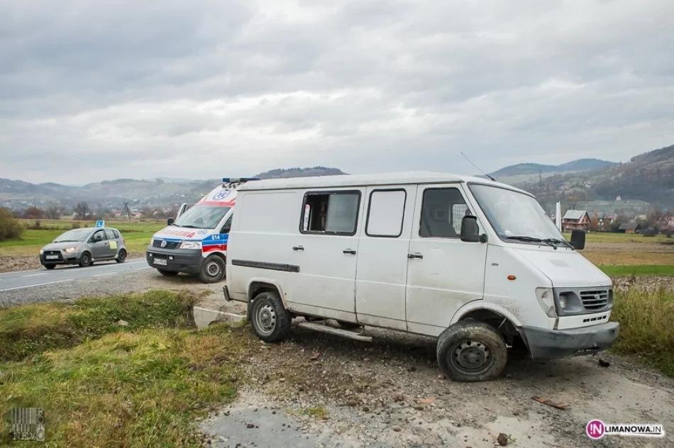 Zderzenie i dachowanie na DK28 - dwie osoby ranne - zdjęcie 2