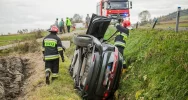 Zderzenie i dachowanie na DK28 - dwie osoby ranne - zdjęcie 3