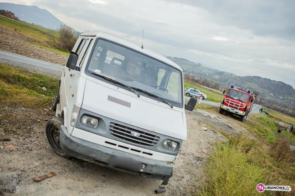Zderzenie i dachowanie na DK28 - dwie osoby ranne - zdjęcie 4