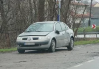 Auto wjechało do rowu, kierująca pouczona - zdjęcie główne