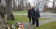 Przedstawiciele samorządów upamiętnili ofiary zbrodni katyńskiej oraz katastrofy smoleńskiej - zdjęcie 2