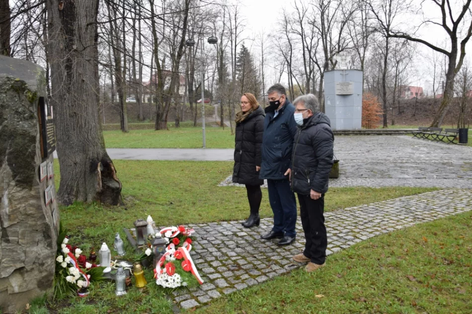 Przedstawiciele samorządów upamiętnili ofiary zbrodni katyńskiej oraz katastrofy smoleńskiej - zdjęcie 2