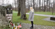 Przedstawiciele samorządów upamiętnili ofiary zbrodni katyńskiej oraz katastrofy smoleńskiej - zdjęcie 3