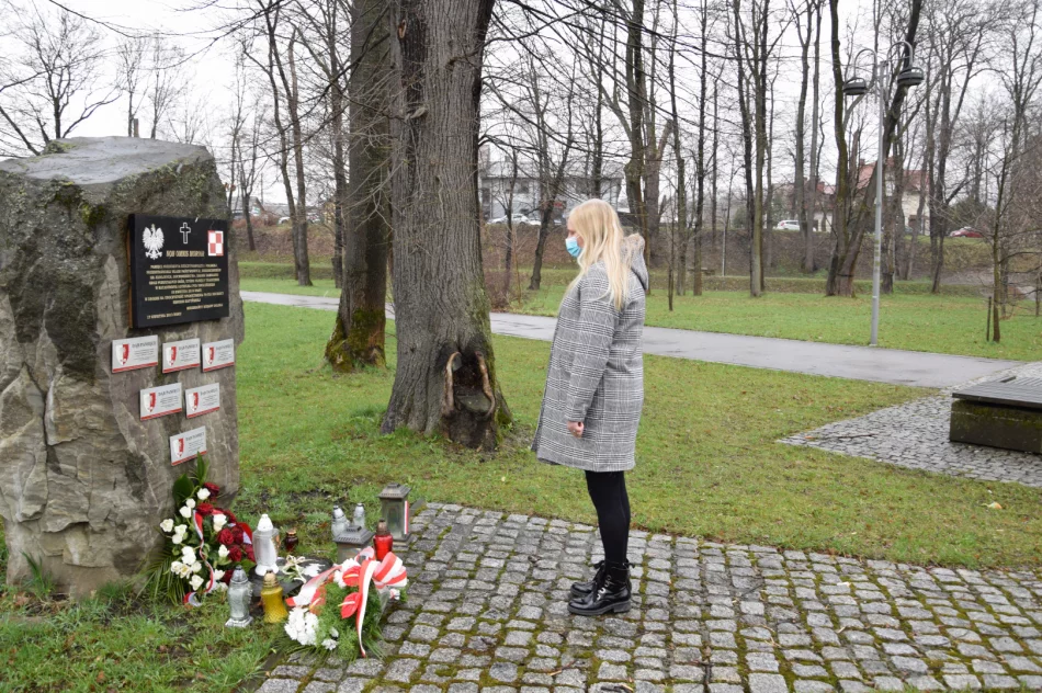 Przedstawiciele samorządów upamiętnili ofiary zbrodni katyńskiej oraz katastrofy smoleńskiej - zdjęcie 3