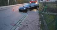 18-latek toyotą uderzył w ogrodzenie - zdjęcie 2